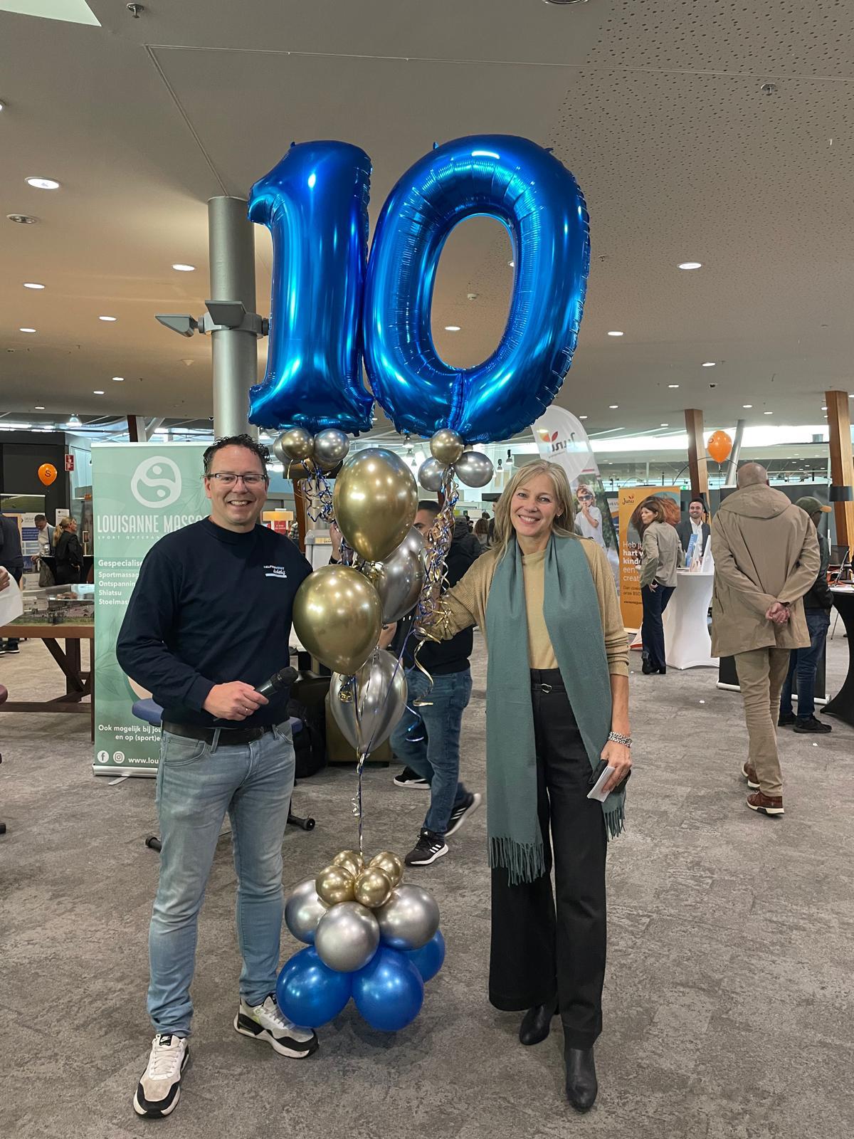 Op de foto zien we wethouder Judith Bokhove (Werk en Inkomen) en Dick Feddes, voorzitter van de werkgroep van de Week van het Werk